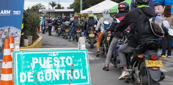 Fotografía de motociclistas en fila durante el desarrollo del segundo punto seguro regional promovido por la Agencia Regional de Movilidad